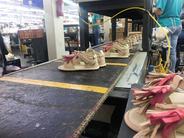 calçados infantis na fábrica tip toey joey