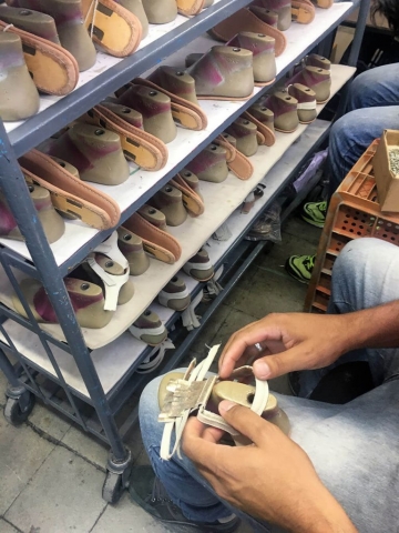 produção dos calçados tip toey joey