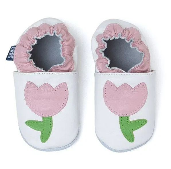 A pantufa infantil de tulipa é perfeita para esquentar os pés das pequenas.