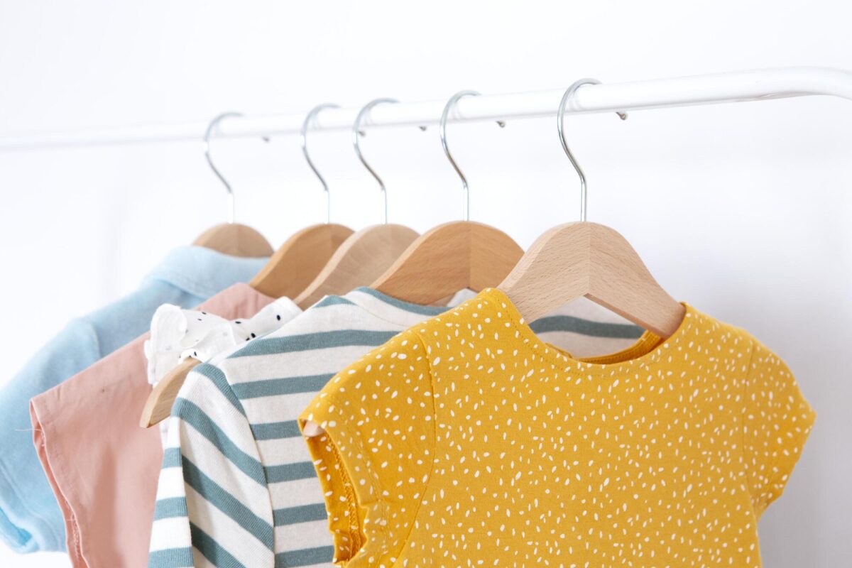 Como organizar um guarda-roupa infantil?