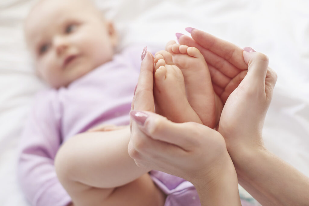 Entenda agora os benefícios da massagem no pé do bebê!