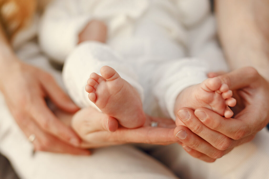 Conheça a reflexologia podal e a importância da massagem no pé do bebê!
