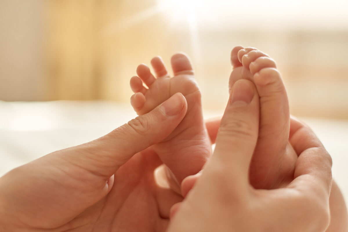 Massagem no pé do bebê