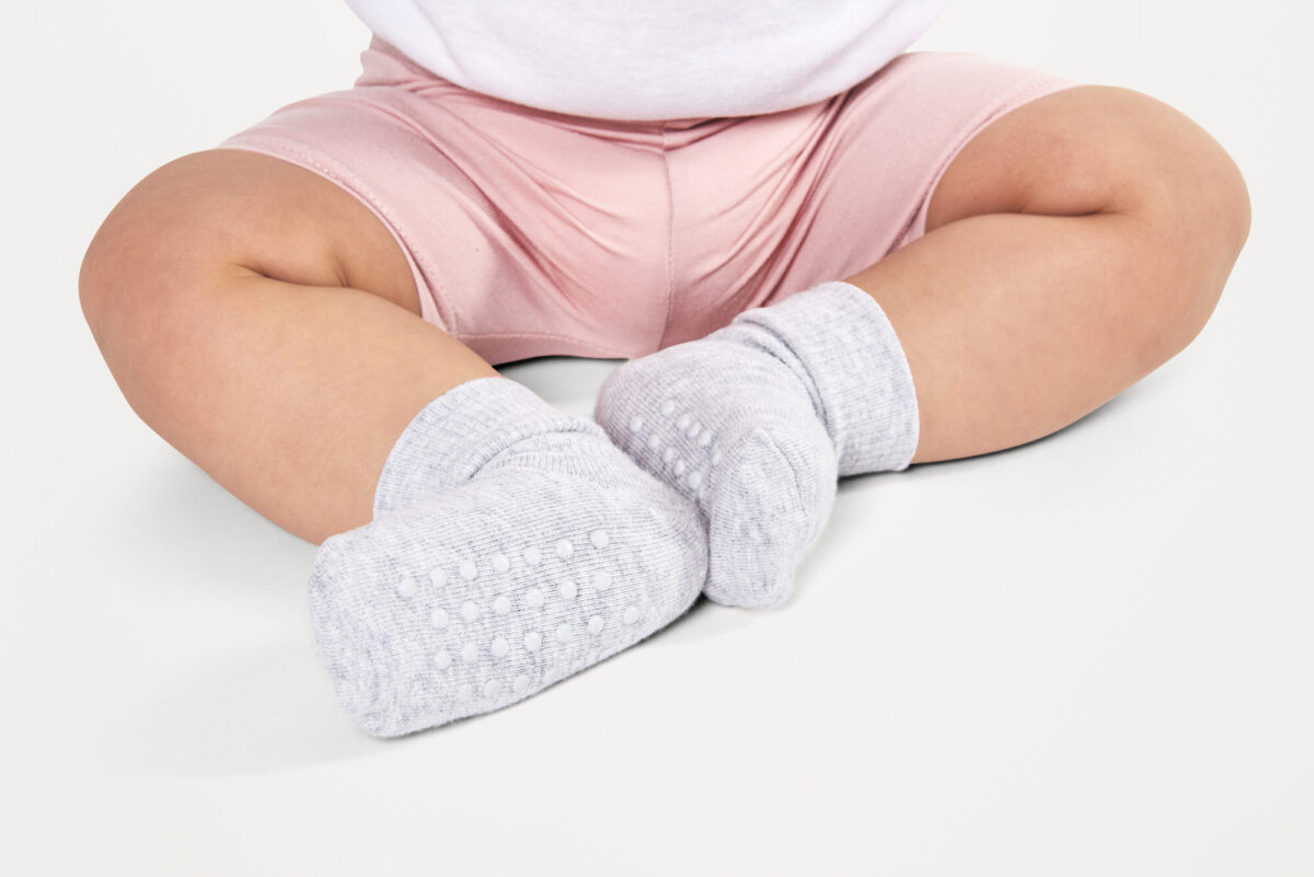 Como escolher meias antiderrapantes para crianças?