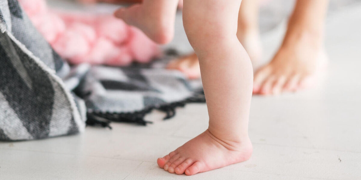 Confira como identificar pé chato em bebês e crianças