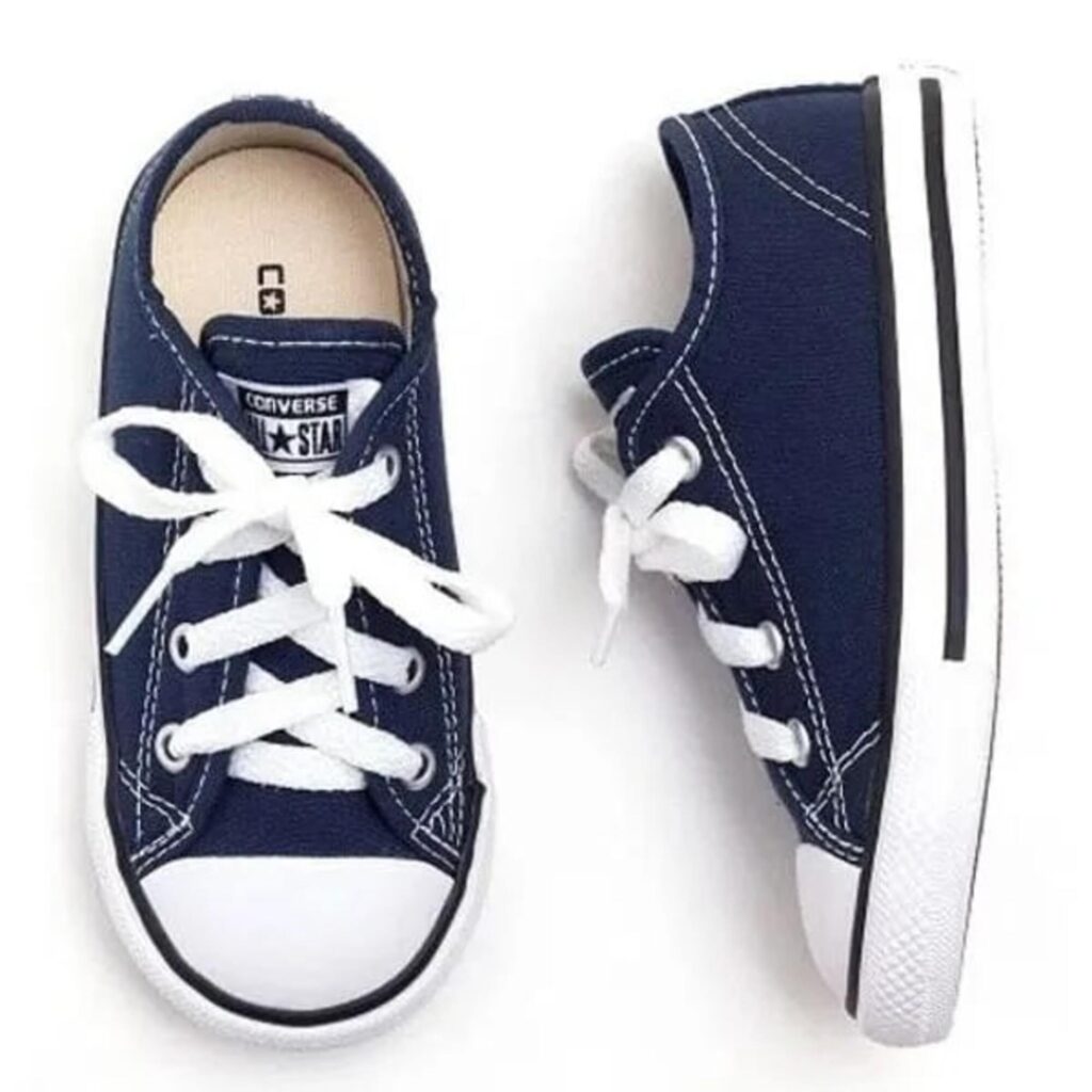 Par de Tênis Infantil Converse All Star Chuck Taylor Azul Marinho em um fundo branco